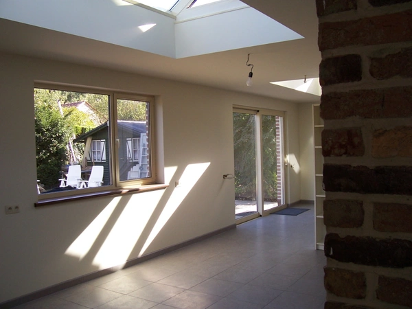 Aanbouw diensten door NSS-Constructie voor extra leefruimte.