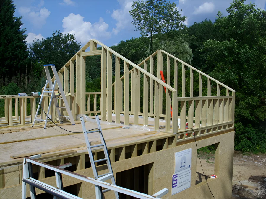 Ruwe houten skeletbouwstructuur van het bovenverdiep, buitenaanzicht